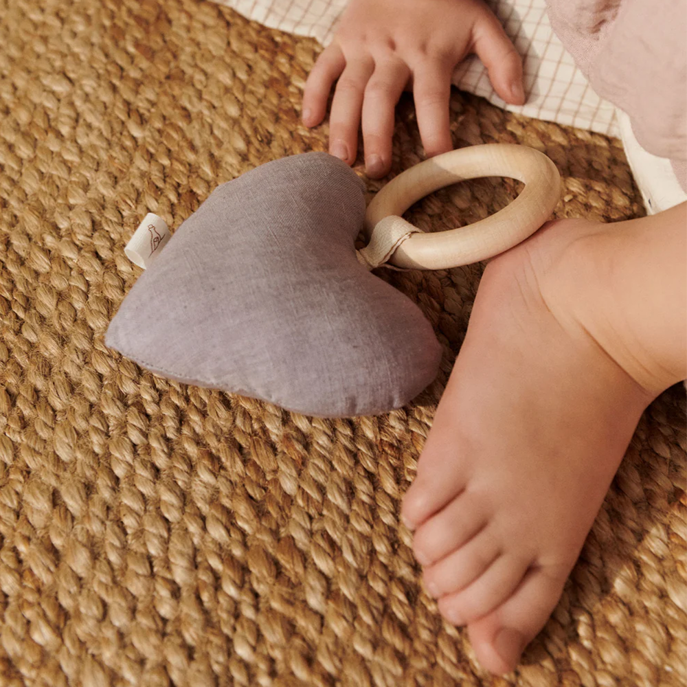 Dear April Herz Rassel mit Beissring 'Lara' Lavender