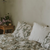 Parure de lit en mousseline beige avec un léger motif floral de Garbo&Friends.