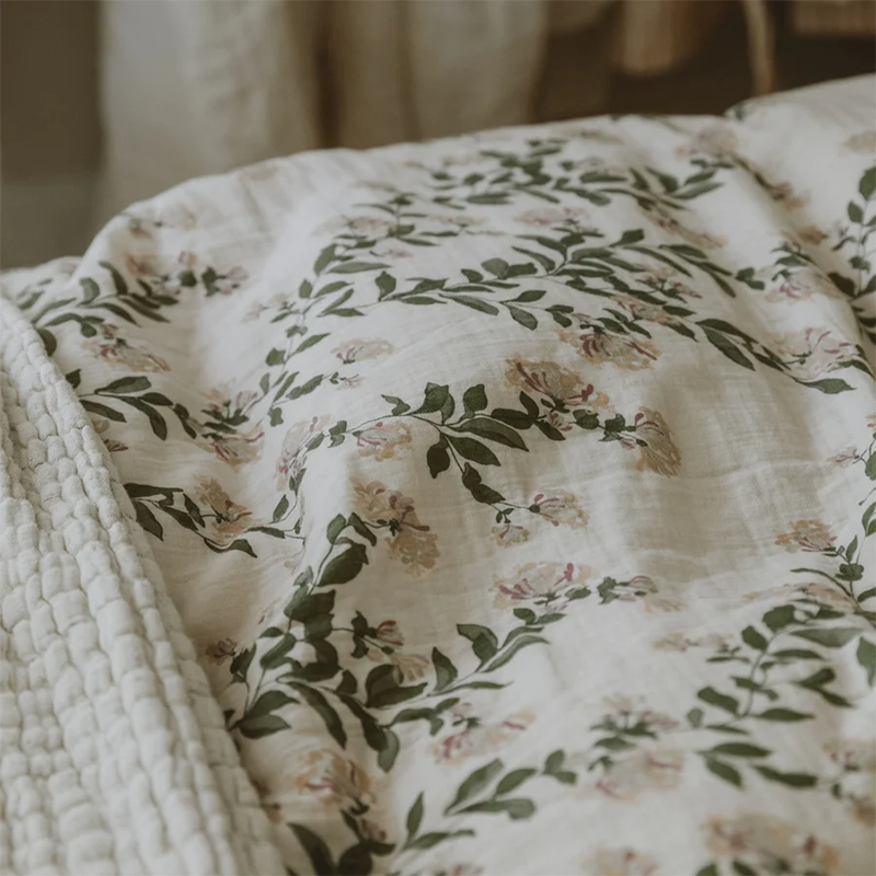 Bettwäsche Set aus Musselin in Beige mit leichtem Blumenmuster von Garbo&amp;Friends.