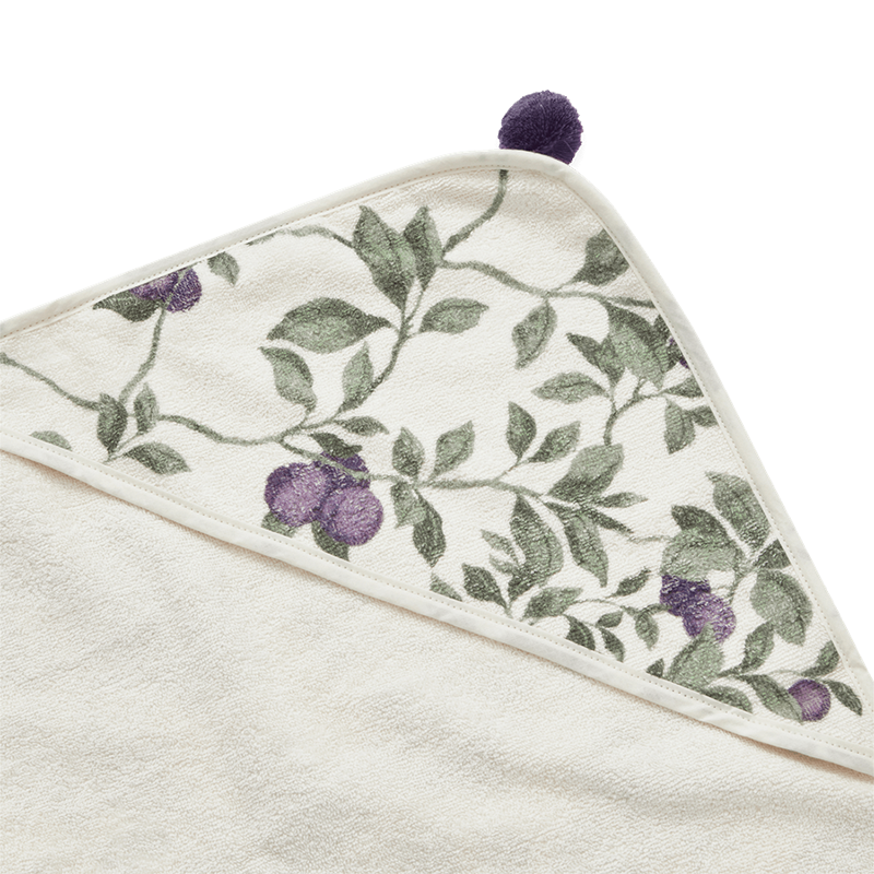 Kapuze von Kapuzenbadetuch für Kinder mit niedlichem Muster mit Pflaumen und Plätter und lila Bommel.