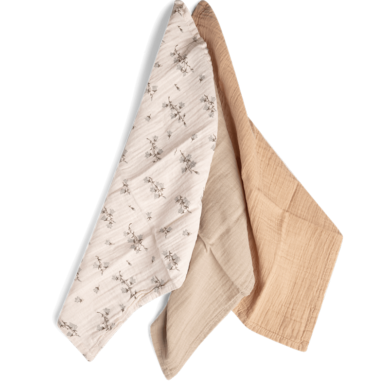 Mulltücher im 3er Set aufgehängt. In Hellbraun, Braun, und Beige mit Blumenmuster von Garbo&Friends.