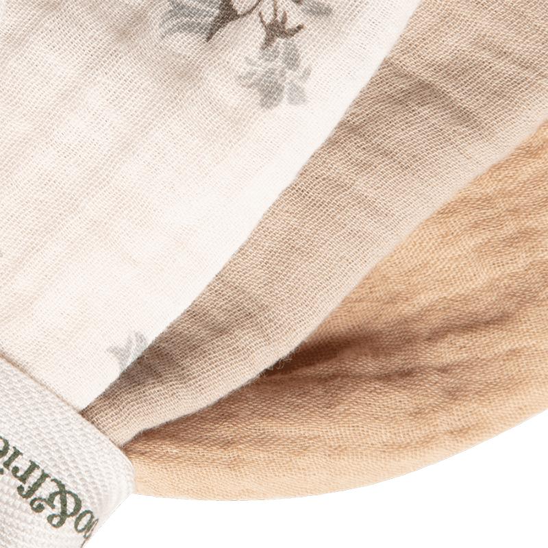 Nahaufnahme von Mulltücher im 3er Set zusammengefaltet. In Hellbraun, Braun, und Beige mit Blumenmuster von Garbo&Friends.