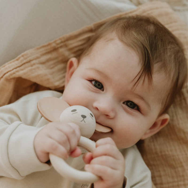 Baby liegt auf einem Musselin Mulltuch in Braun von Garbo&Friends.