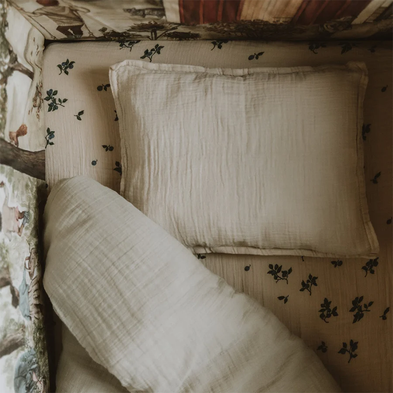 Musselin Bettwäsche in Beige von Garbo&amp;Friends in einem Kinderbett
