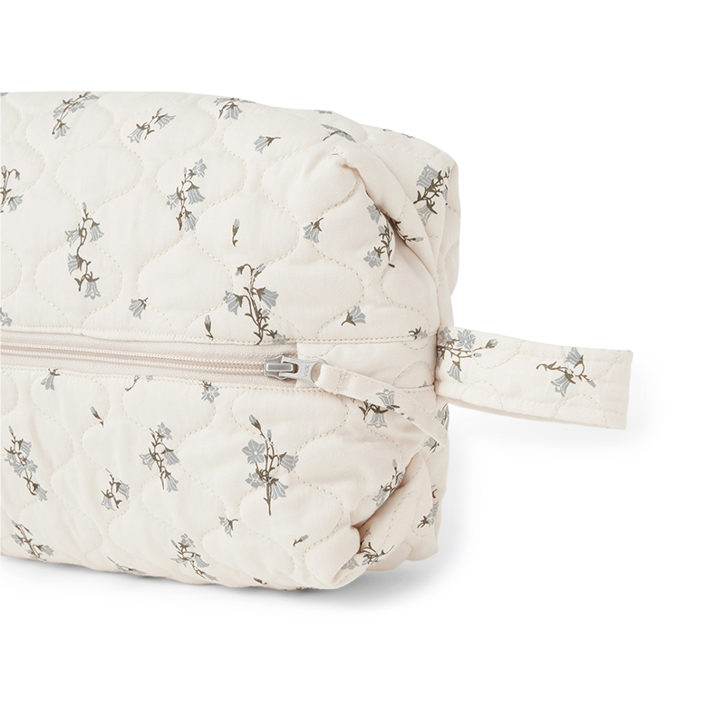 Gestepptes Necessaire aus Baumwolle in Beige mit kleinen blauen Blümchen von Garbo &amp; Friends.