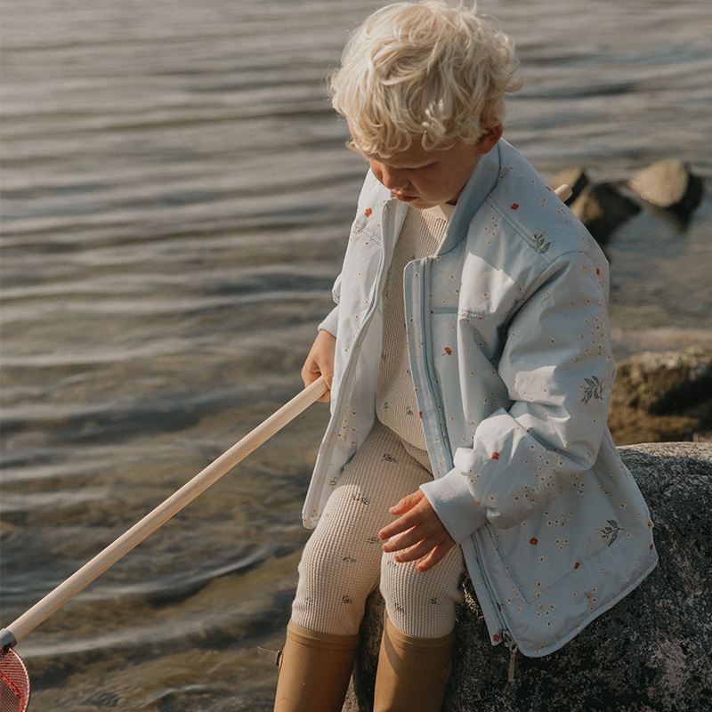 Kind trägt die Isla Regenjacke von Garbo&amp;Friends.
