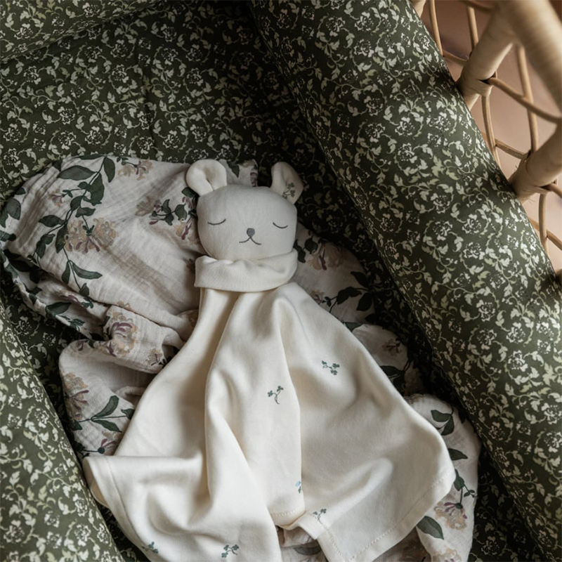 Grünes Babynest mit Teddy und Mulltuch von Garbo&Friends.