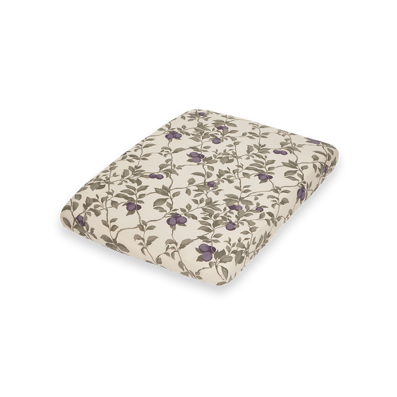 Wickelkissen mit Bezug in Beige mit Pflaumen-und Blättermuster von Garbo&Friends.