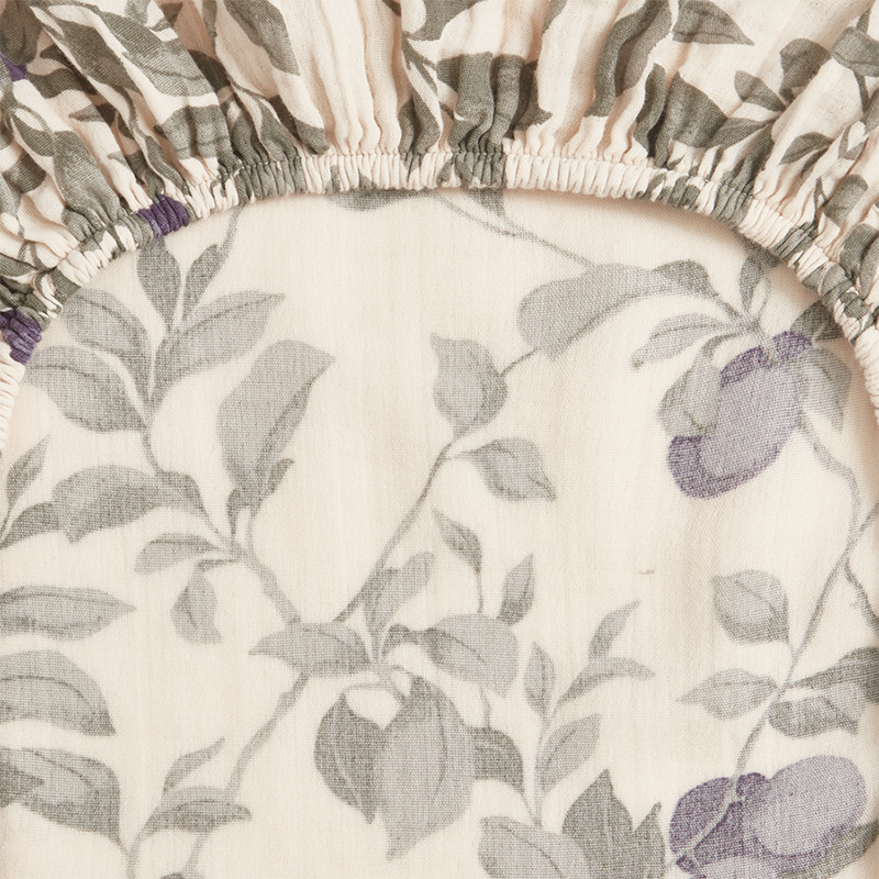 Wickelkissenbezug von unten mit Bezug mit Pflaumen-und Blättermuster von Garbo&Friends.