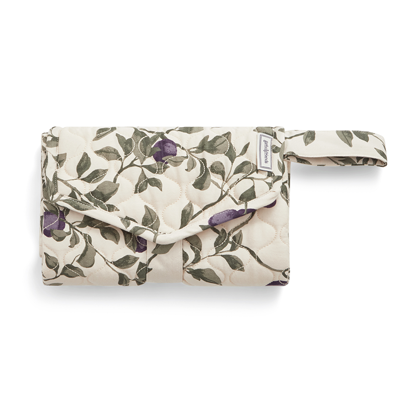 Wickelunterlage für unterwegs zusammengefaltet als Clutch in Beige mit Pflaumen- und Blättermuster 