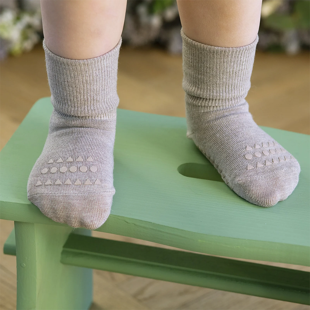 GoBabyGo Rutschfeste Grip-Socken aus Bambus Sand - Online MY SNOWFLAKE