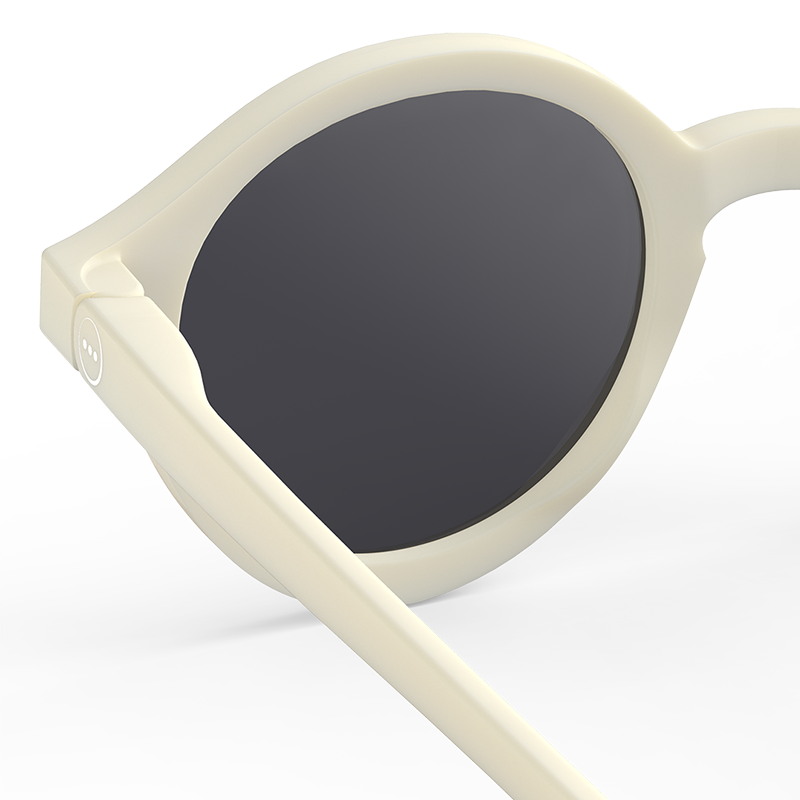 Aufnahme von der Rückseite von der IZIPIZI Kindersonnenbrille mit Silikonband in Weiss. 