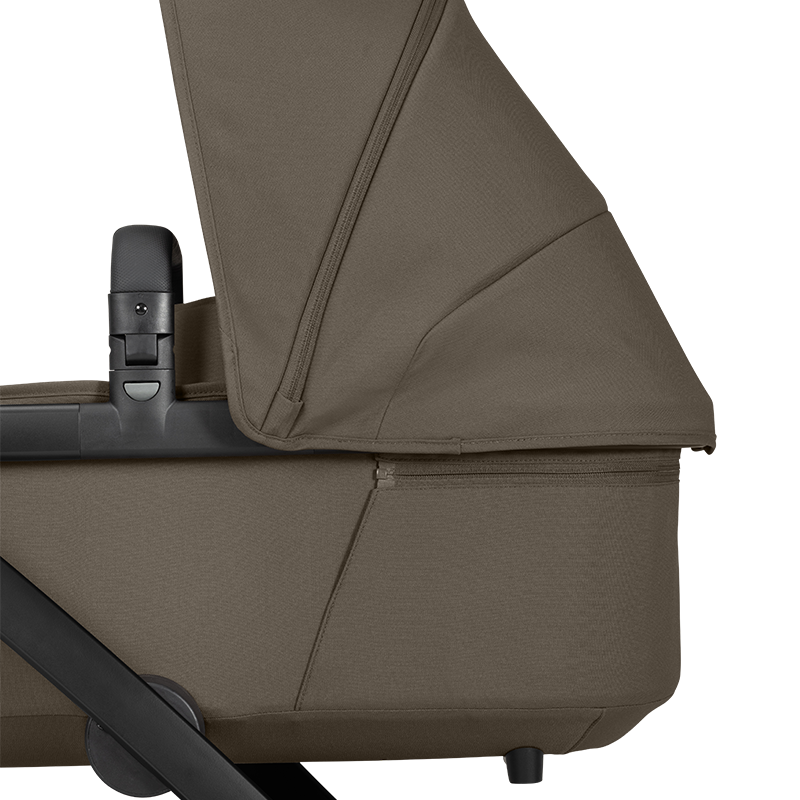 Nahaufnahme vom Sonnendach und der Wanne von der Seite vom Kinderwagen Geo 3 in Braun von Joolz.