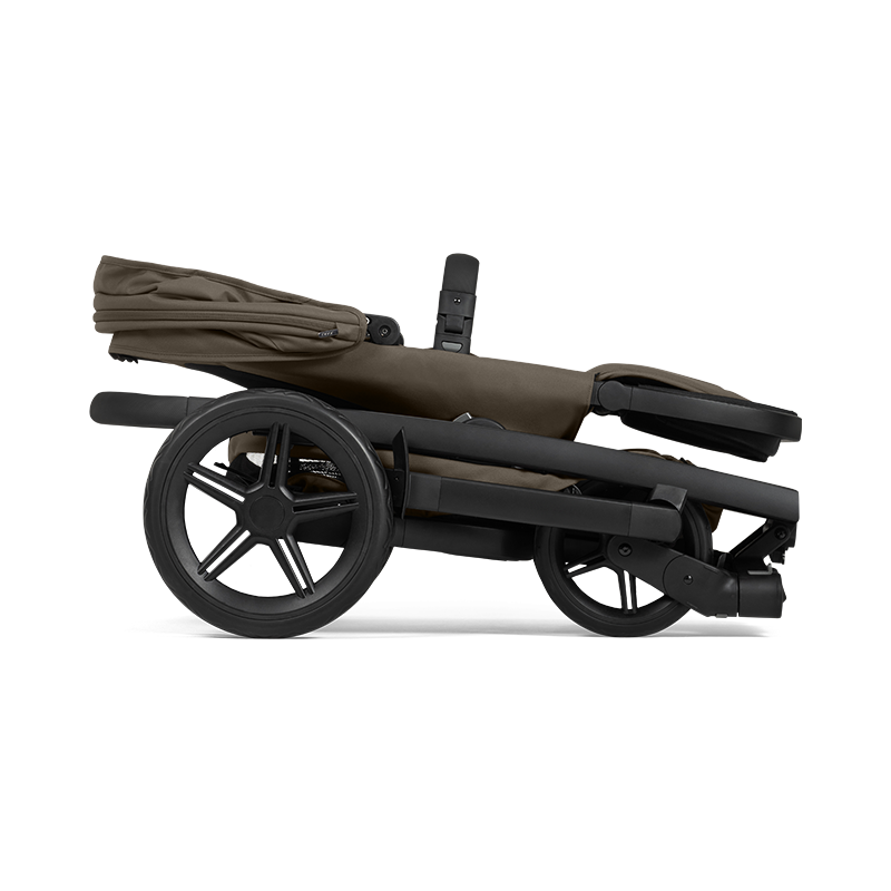 Zusammengeklappter Kinderwagen Geo 3  in Braun von Joolz.