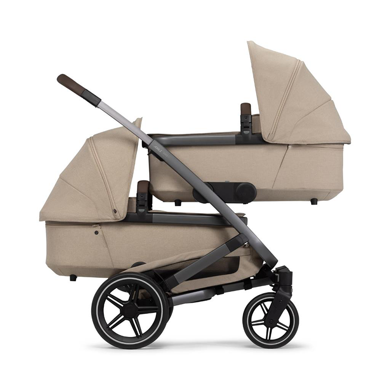 Zwillingskinderwagen in Beige mit einer Wanne oben und einer Wanne unten von Joolz.