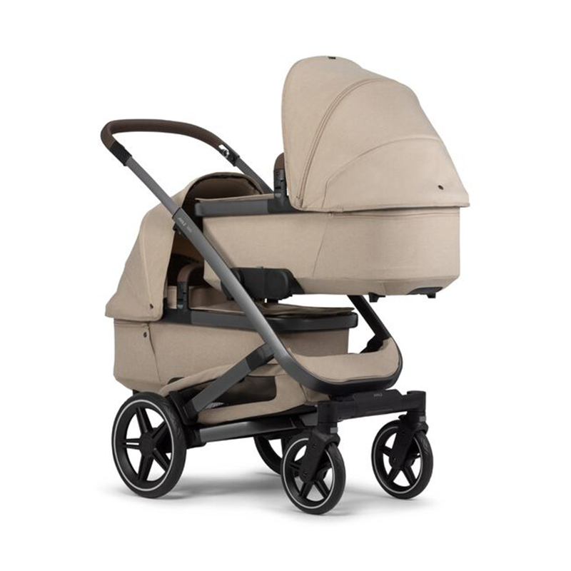 Joolz Geo 3 Zwillingskinderwagen in mit einer Wanne oben und einer Wanne unten in Sandy Taupe.