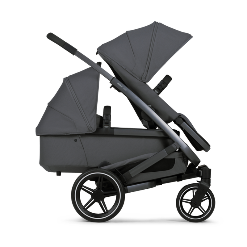 Joolz Zwillingskinderwagen mit Wanne unten und Sitz oben in Stone Grey.