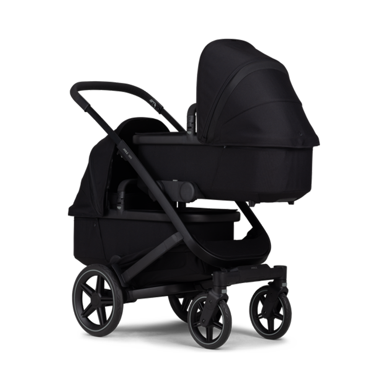 Joolz Geo 3 Zwillingskinderwagen mit einer Wanne unten und einer Wanne oben in Space Black.