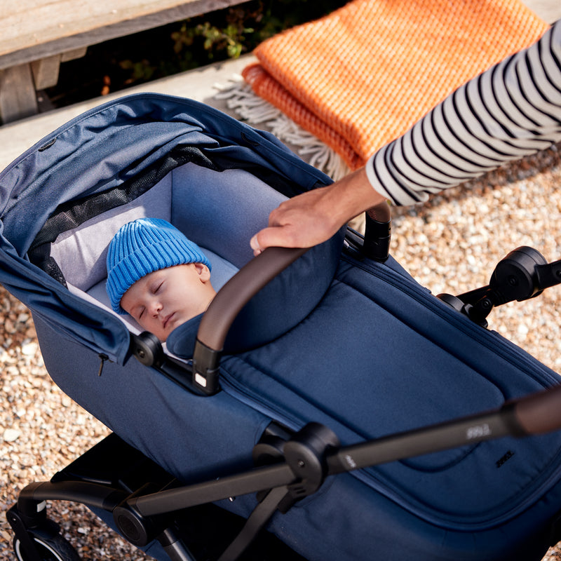 Blaue Babywanne für Joolz Aer+ mit Baby darin mit blauer Mütze 