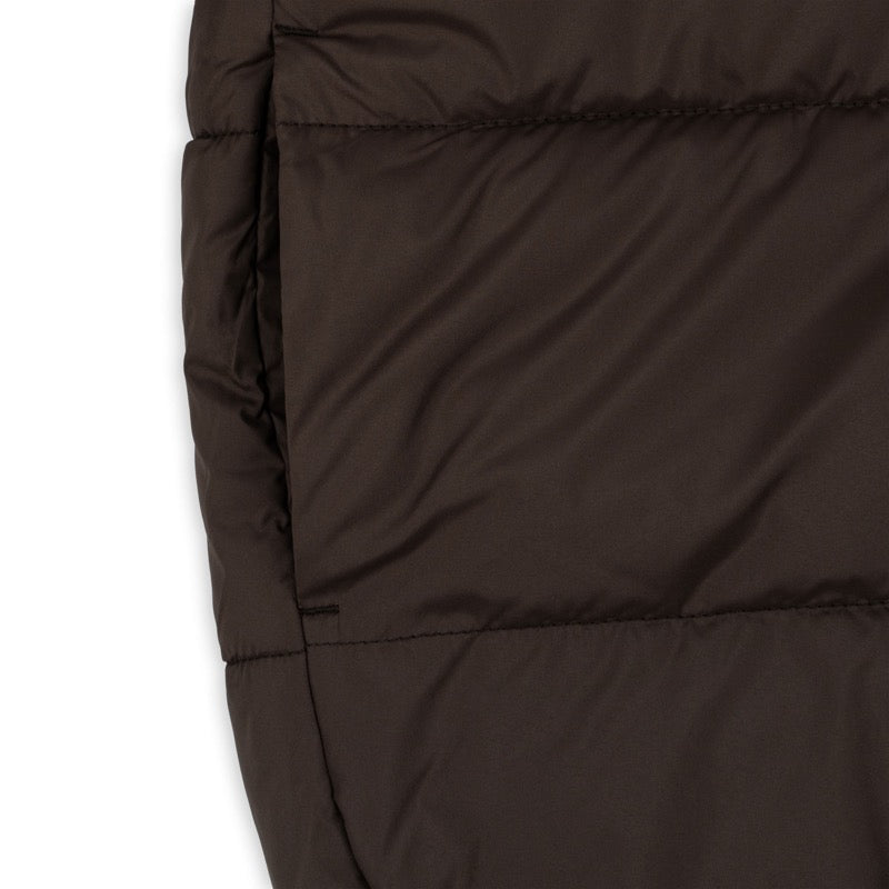Taschen-Detail der Puffer-Jacke / Daunen-Jacke von Konges Sløjd in Chocolate Brown