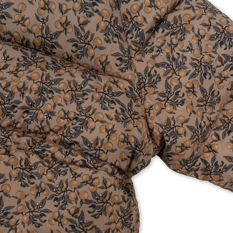 Detail-Ansicht der  langen Puffer-Jacke / Daunen-Jacke von Konges Sløjd mit süssem Print &quot;Orangerie Beige&quot;