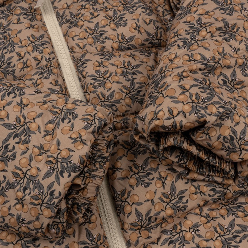 Ärmel-Details an der  langen Puffer-Jacke / Daunen-Jacke von Konges Sløjd mit süssem Print &quot;Orangerie Beige&quot;