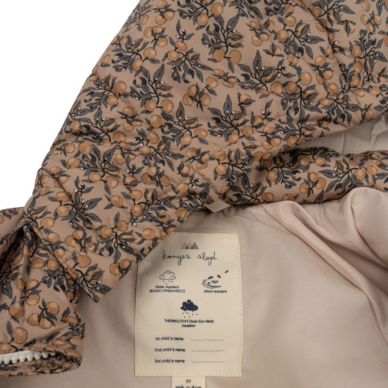 Kapuzen-Detail der  langen Puffer-Jacke / Daunen-Jacke von Konges Sløjd mit süssem Print &quot;Orangerie Beige&quot;