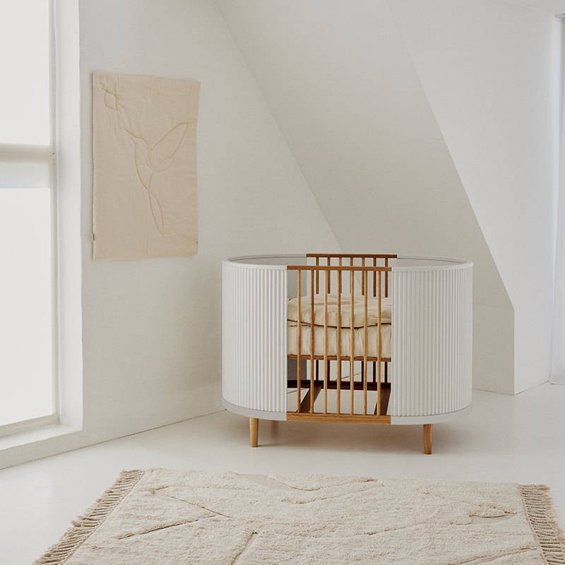 Babybett KAI mit höhenverstellbarem Lattenrost in White Oak von Kas Kopenhagen