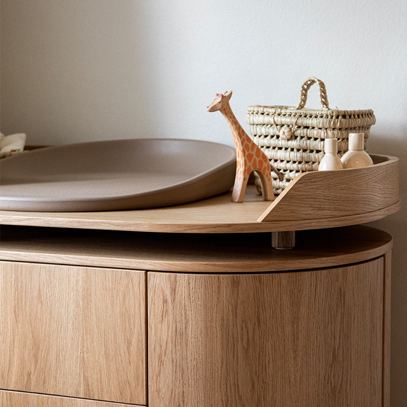 Nahaufnahme von Wickelkommode in Eichenoptik von Kas Kopenhagen.