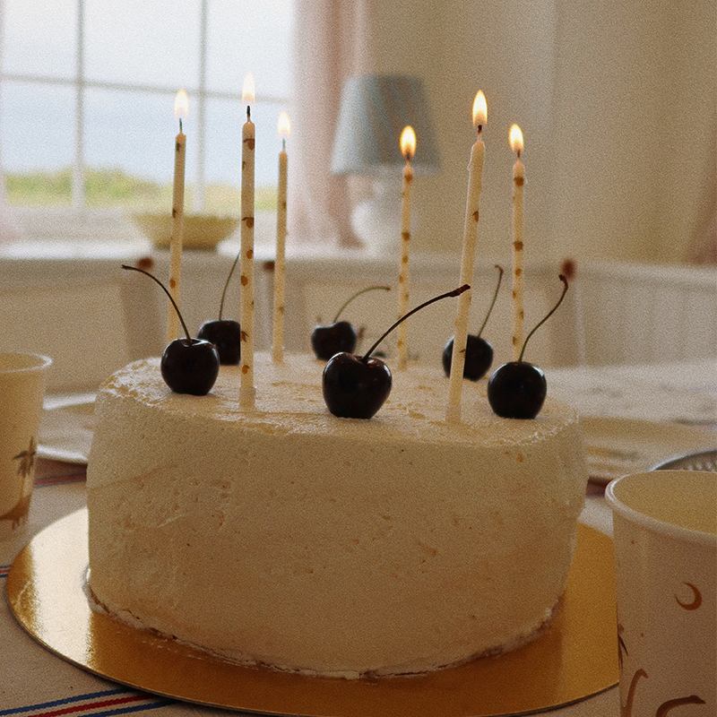 Geburtstagskuchen geschmückt mit Geburtstagskerzen mit Zitronenmuster von Konges Slojd.