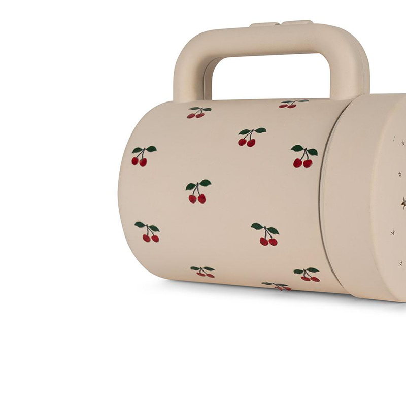 Projektortaschenlampe in Beige mit Aufsatz, um Sternen- und Mondmotive an die Wand zu projizieren von Konges Slojd. 