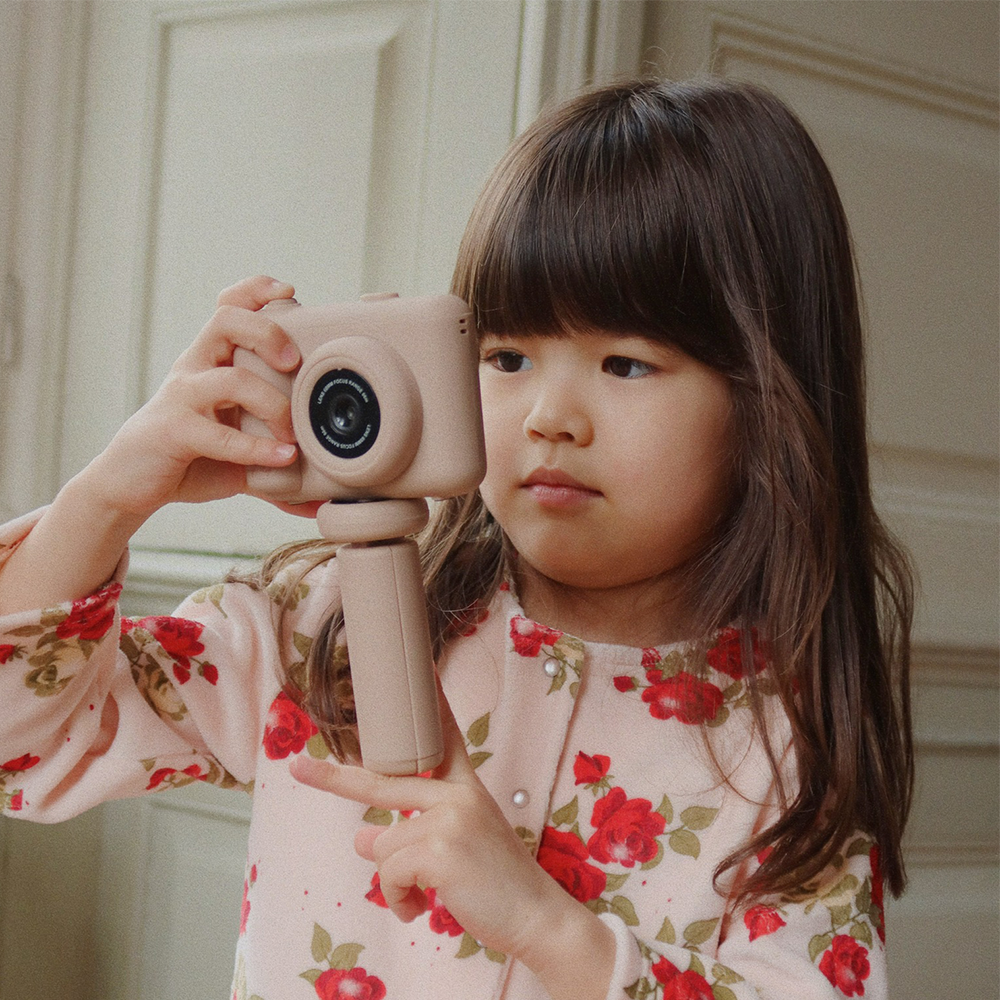 Konges Sløjd Kamera mit Stativ 'My First Camera' Cherry