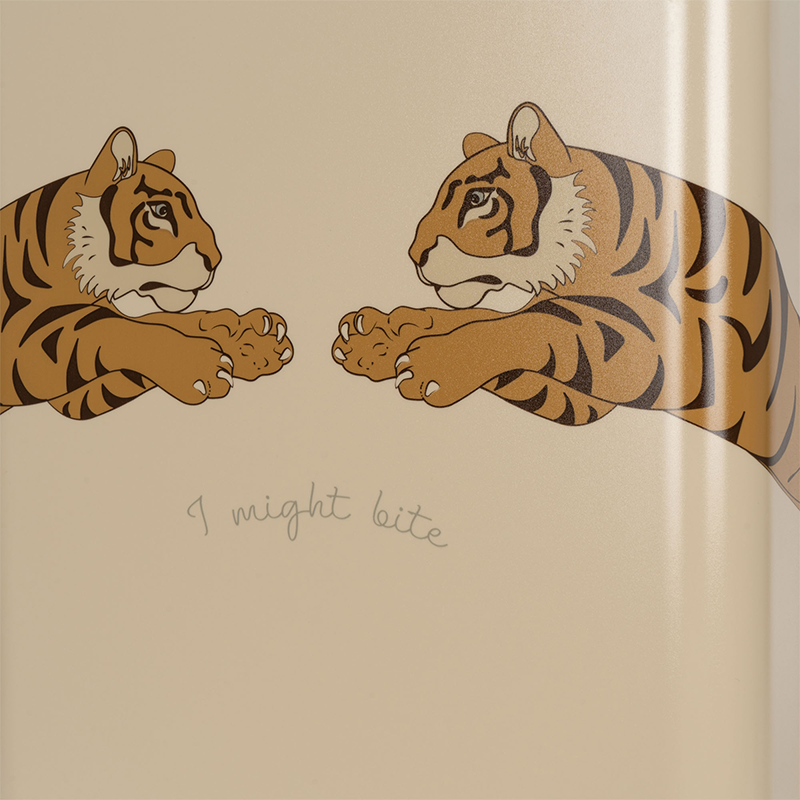 Reisekoffer für Kinder mit Tigerprint von Konges Slojd. Nahaufnahme von Tigerprint.