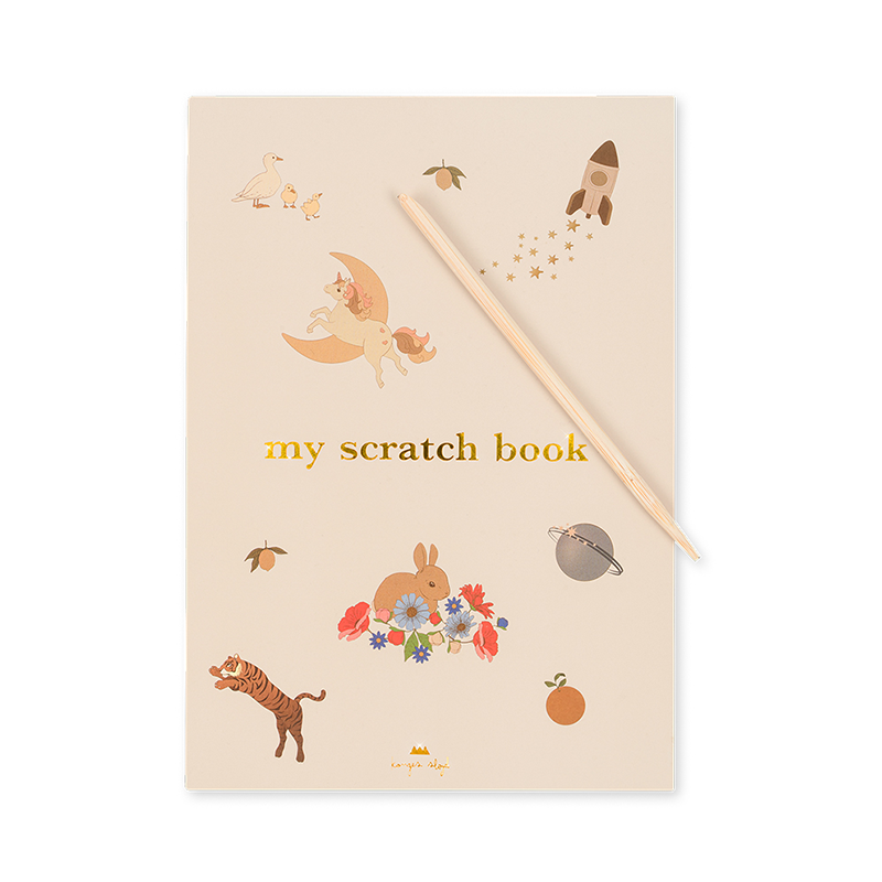 Kratzbuch für Kinder in Beige mit goldiger Aufschrift und Kratzstift aus Bambus von Konges Slojd.