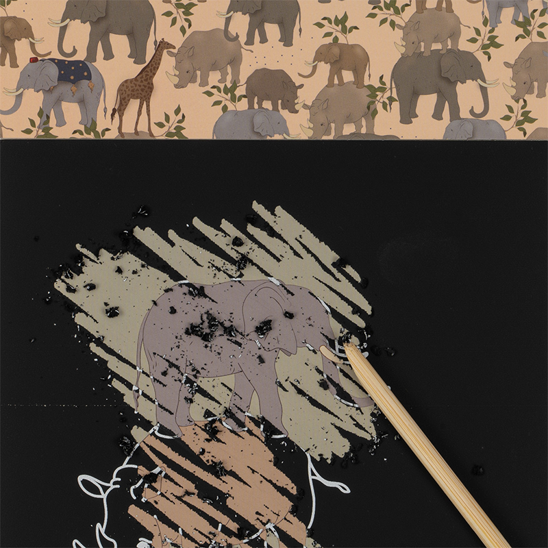 Elefant wird in Kratzbuch freigekratzt.