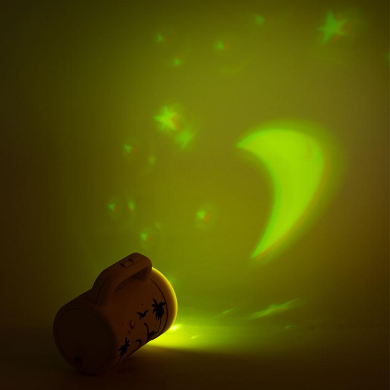 Projektor-Taschenlampe projiziert grüne Mond- und Sternmotive an die Wand. 