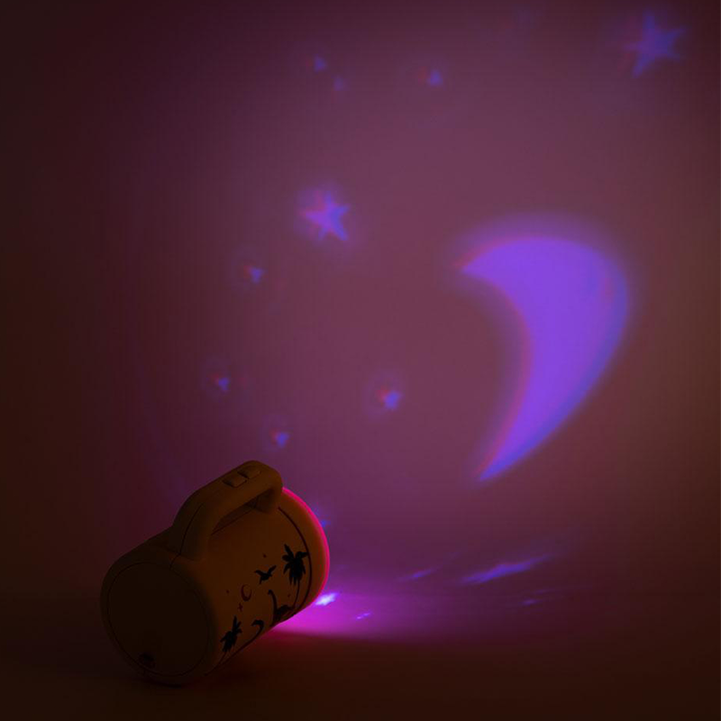 Projektor-Taschenlampe von Konges Slojd projiziert lila Sternen- und Mondmotive an die Wand. 