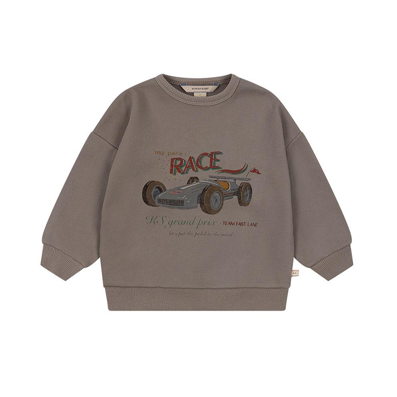 Kinder Pullover in Braun mit Rennautomotiv auf der Vorderseite von Konges Slojd.