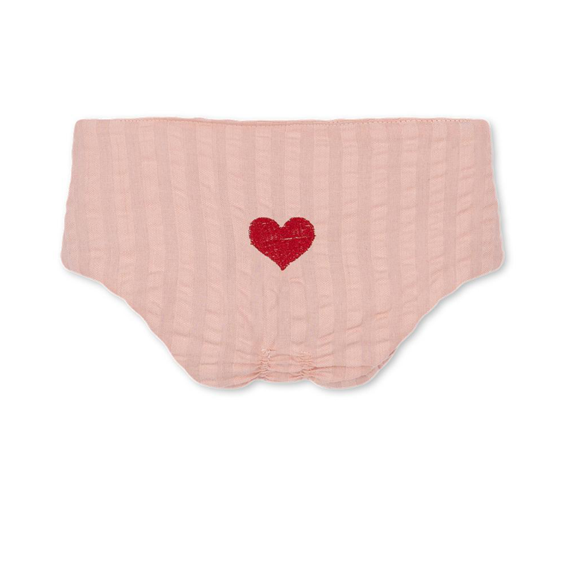 Stoffwindel für Puppen in Rosa mit Herzchenstickerei in der Mitte von Konges Slojd. 