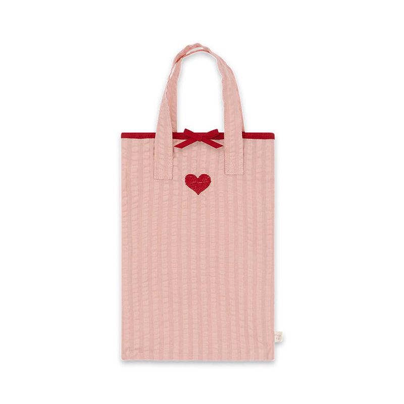 Aufbewahrungstasche in Rosa für Puppen-Pflegeset in rosa mit Herzchenstickerei von Konges Slojd. .