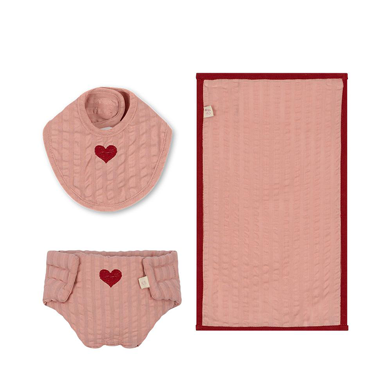Stoffwindel, Lätzchen und Wickelunterlage für Puppen in Rosa mit Herzchenstickerei von Konges Slojd. 