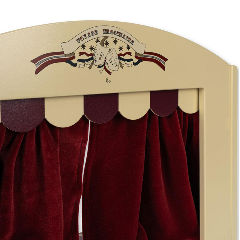 Puppentheater aus Holz mit rotem Samtvorhang von Konges Slojd. 