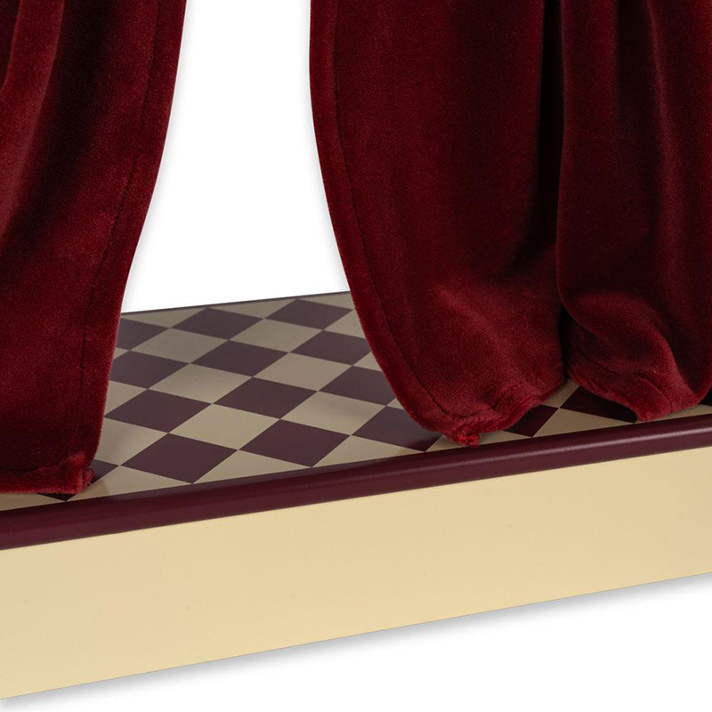 Nahaufnahme von der Bühne vom Puppentheater aus Holz mit rotem Samtvorhang von Konges Slojd. 
