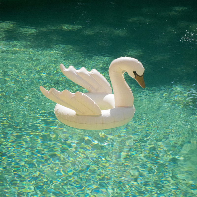 Schwimmreif in Form eines Schwanes treibt im Wasser.