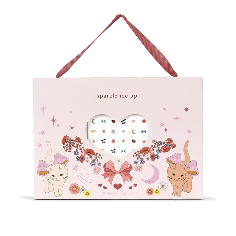 Rosa Verpackung von Kinder Styling Set bestehend aus Nagelklebern, Glitzersteinchen fürs Gesicht, Ohrringkleber, Tattoos, Tattoostifte und Schbalonen von Konges Slojd. 