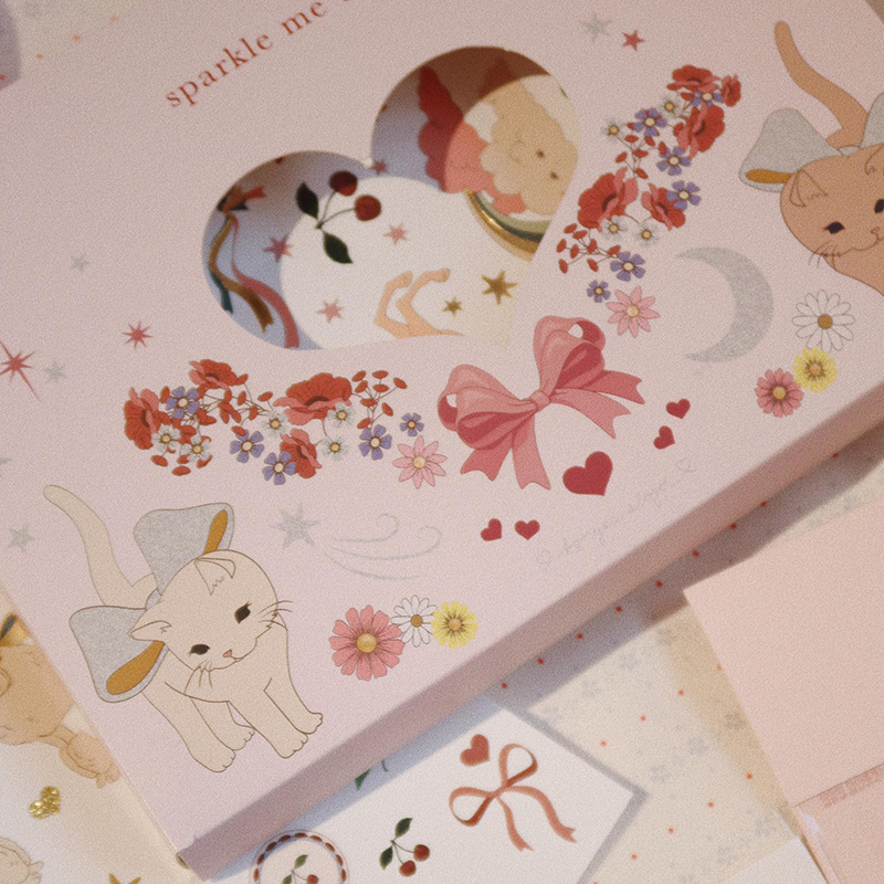 Verpackung von Kinder Styling Set bestehend aus Nagelklebern, Glitzersteinchen fürs Gesicht, Ohrringkleber, Tattoos, Tattoostifte und Schbalonen von Konges Slojd. 