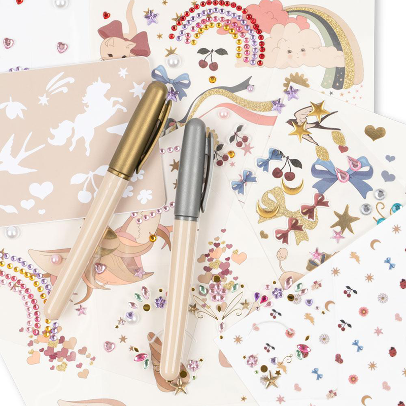 Kinder Styling Set bestehend aus Nagelklebern, Glitzersteinchen fürs Gesicht, Ohrringkleber, Tattoos, Tattoostifte und Schbalonen von Konges Slojd. 