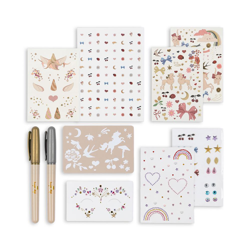 Kinder Styling Set bestehend aus Nagelklebern, Glitzersteinchen fürs Gesicht, Ohrringkleber, Tattoos, Tattoostifte und Schbalonen von Konges Slojd. 