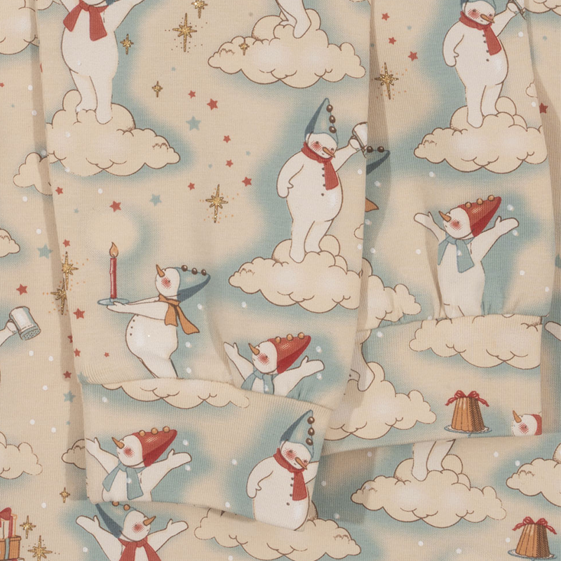 Nahaufnahme von Sweatshirt- und Leggings Set mit lustigem Schneemannmuster von Konges Slojd. 