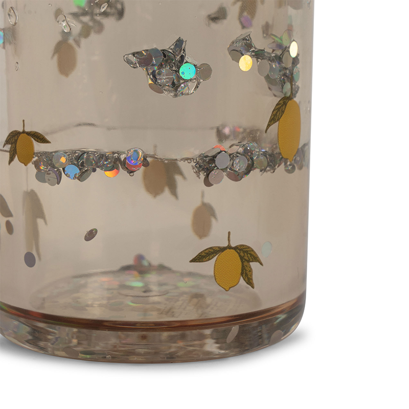 Konges Slojd Trinkbecher mit Zitronenmuster und Glitzer für Kinder.